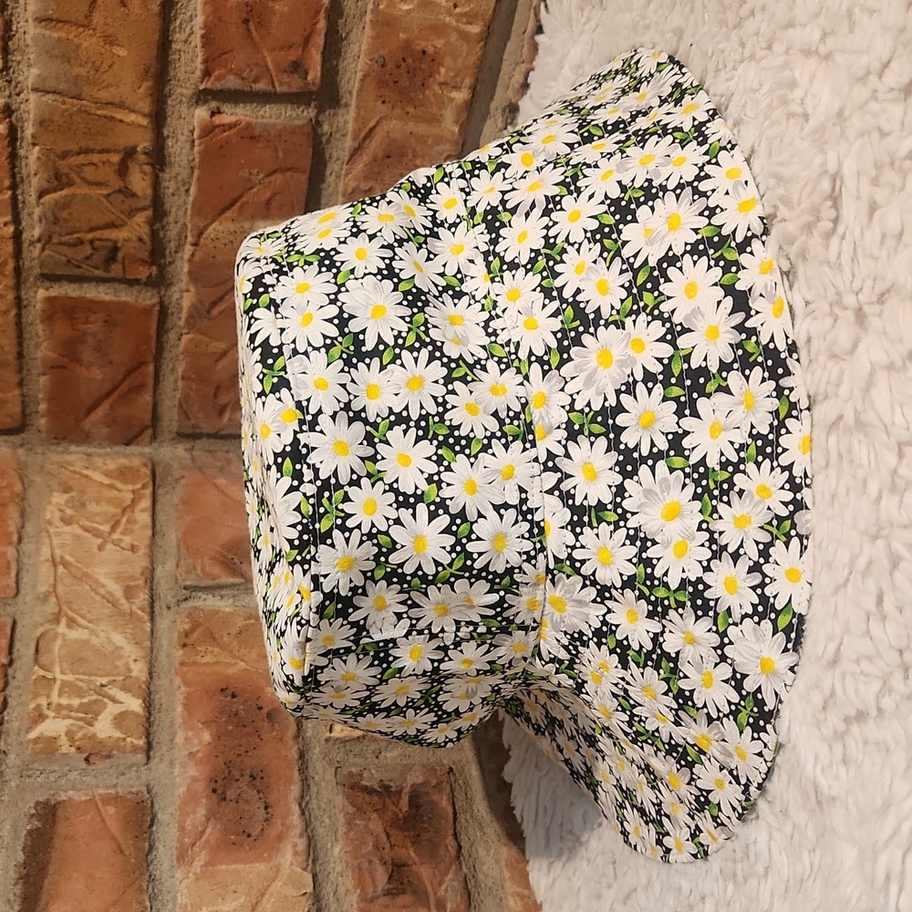 #3050 Reversible Daisy Bucket Hat. Great Condition. Wide Brimmed.